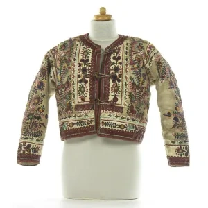 K﻿rátky ženský kožuch z Očovej, biela barančina zdobená vyšívaním a koženou aplikáciou, začiatok 20. storočia