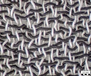 Krepový povrch vytvorený tkaním v krepovej﻿ väzbe s použitím krepových nití﻿ s vysokým zákrutom