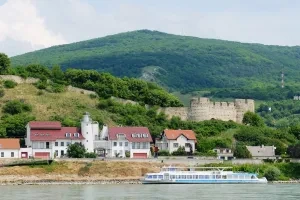 Devínska Kobyla z pravého brehu Dunaja.