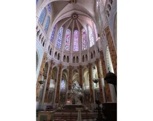 Pohľad do chóru a na hlavný oltár