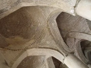 Tehlové kupolové klenby hypostylovej haly Piatkovej mešity (Džámí masdžid) v Isfaháne, Irán, 1. tretina 12. stor.
