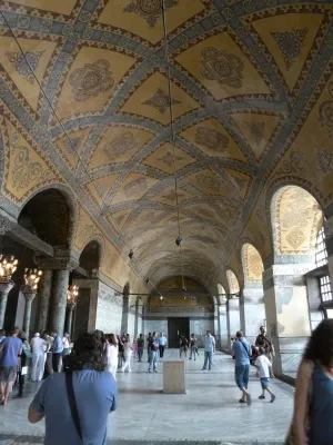 Byzantská valená klenba nad galériou v chráme Hagia Sofia, Istanbul, Turecko, 532 – 563

