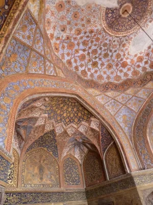 Zlátenými a polychrómovanými štukami zdobené klenby v mauzóleu Akbara Veľkého v Sikandre v Ágre, India, 1605 – 13