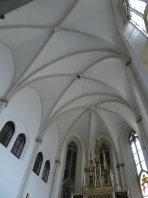 Gotická rebrová krížová klenba v presbytériu Kostola narodenia Panny Márie, Marianka, po 1377