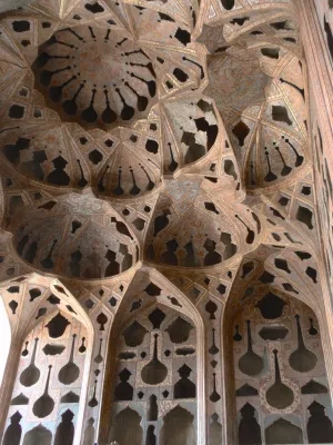 Islamská prerezávaná klenba zdobená maľbou v paláci Álí Kápú, Isfahán, Irán, okolo 1660