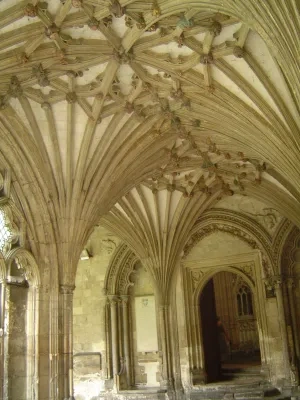 Vejárové rebrové klenby v ambite Veľkého rajského dvora katedrály v Canterbury, 1397 – 1444