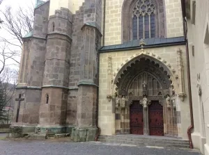 Hlavný portál a časť priečelia Kostola sv. Benedikta, posledná tretina 14. stor.