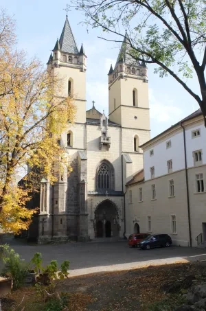 Priečelie Kostola sv. Benedikta, vpravo budova kláštora