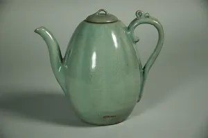 Keramika: kameninová nádoba na víno so seladónovou glazúrou a vtláčaným dekorom, Kórea, 12. stor.