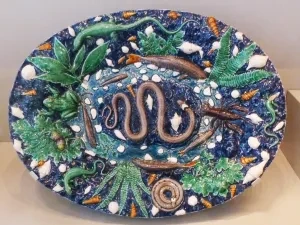 Bernard Palissy: Tanier s reliéfnou výzdobou, glazovaná terakota, 1565 – 85