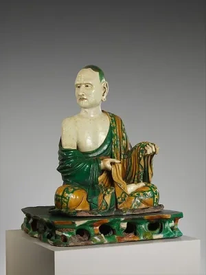 Keramika: Buddhistický svätec, glazovaná kamenina, Čína, okolo 1000 n. l.