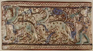 Kachlica s figurálnymi motívmi, glazovaná terakota zdobená listrom a podglazúrovou maľbou, Irán, 13. stor.