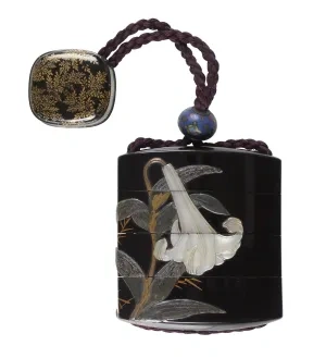 Jamada Jokasai: inró zdobené bielou ľaliou, pol. 19. stor.