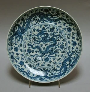 Porcelánový tanier s drakmi a lotosmi, maľba kobaltom pod glazúrou, začiatok 16. stor.