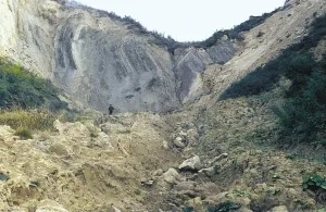 Gravitačná erózia: odlučná zóna bahnotoku, Buzău (Rumunsko) 