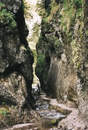 Riečna erózia: Jánošíkove diery (Vrátna dolina) 