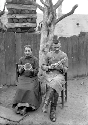 Ferdiš Kostka so svojou sestrou Máriou Kostkovou na dvore jeho dielne v Stupave, po 1920, Archív Pamiatkového úradu SR